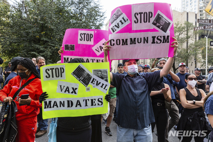 [뉴욕=AP/뉴시스] 25일(현지시간) 미 뉴욕주 뉴욕시청사 밖에서 뉴욕시청 근로자들이 코로나19 백신 의무 조치에 반대하는 시위를 벌이고 있다. 뉴욕시청 소속 근로자들은 오는 29일까지 적어도 한 번의 백신 접종을 마쳤다는 인증을 해야 한다. 2021.10.26.