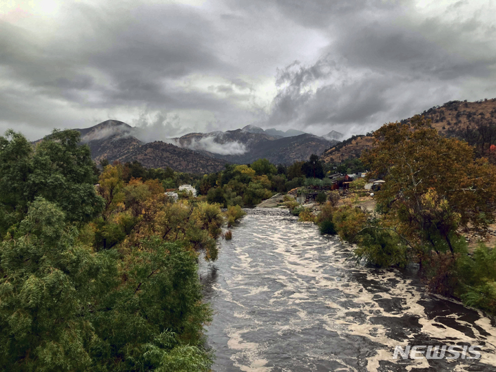  [캘리포니아=AP/뉴시스]25일(현지시간) 미국 캘리포니아 세콰이어 국립공원을 흐르는 카웨아강에 홍수로 물이 불어 검은 물빛의 물이 거품을 내며 흐르고 있다. 2021.10.26. 