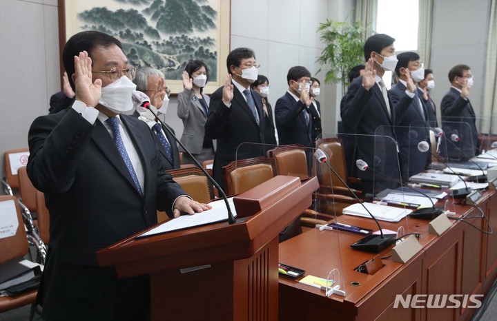 [서울=뉴시스] 전신 기자 = 유영민 대통령 비서실장이 26일 서울 여의도 국회에서 열린 운영위원회의 대통령비서실, 국가안보실, 대통령경호처 국정감사에서 증인 선서를 하고 있다. (공동취재사진) 2021.10.26. photo@newsis.com