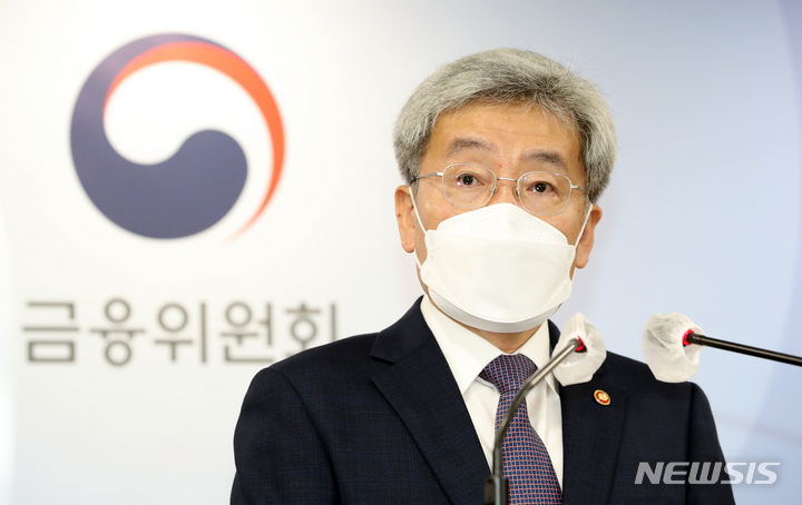 [서울=뉴시스] 김명원 기자 = 고승범 금융위원장이 지난 26일 오전 서울 종로구 정부서울청사에서 가계부채 관리 방안을 발표하고 있다. (공동취재사진) 2021.10.26. photo@newsis.com