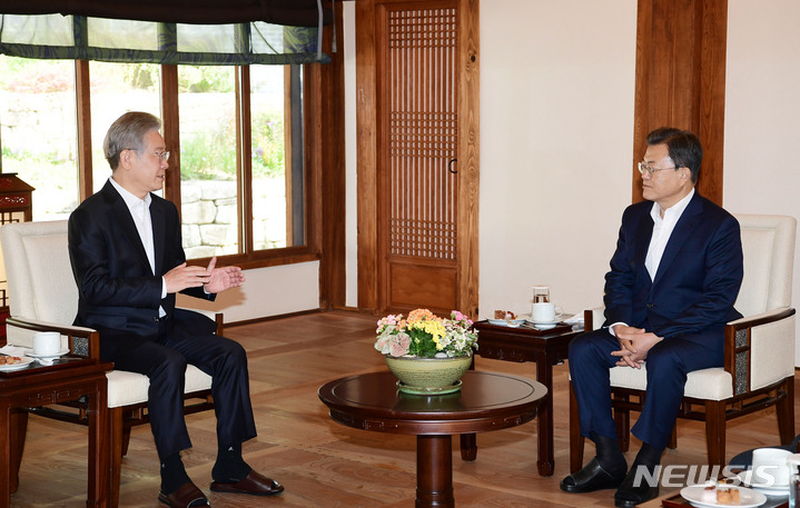 [서울=뉴시스] 김진아 기자 = 문재인 대통령이 26일 청와대 상춘재에서 열린 더불어민주당 제20대 대통령 후보 초청 차담에서 이재명 후보의 발언을 듣고 있다. 2021.10.26. bluesoda@newsis.com