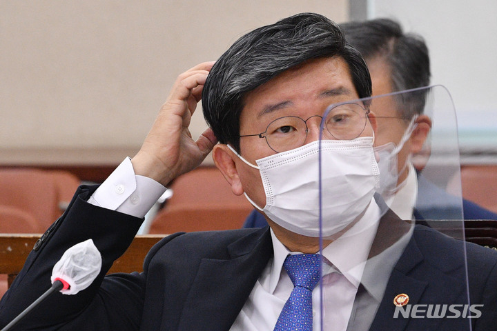 [서울=뉴시스] 최진석 기자 = 전해철 행정안전부 장관이 26일 오전 서울 여의도 국회에서 열린 행정안전위원회의 행정안전부, 경찰청 등에 대한 종합감사에서 머리를 만지고 있다. (공동취재사진) 2021.10.26. photo@newsis.com