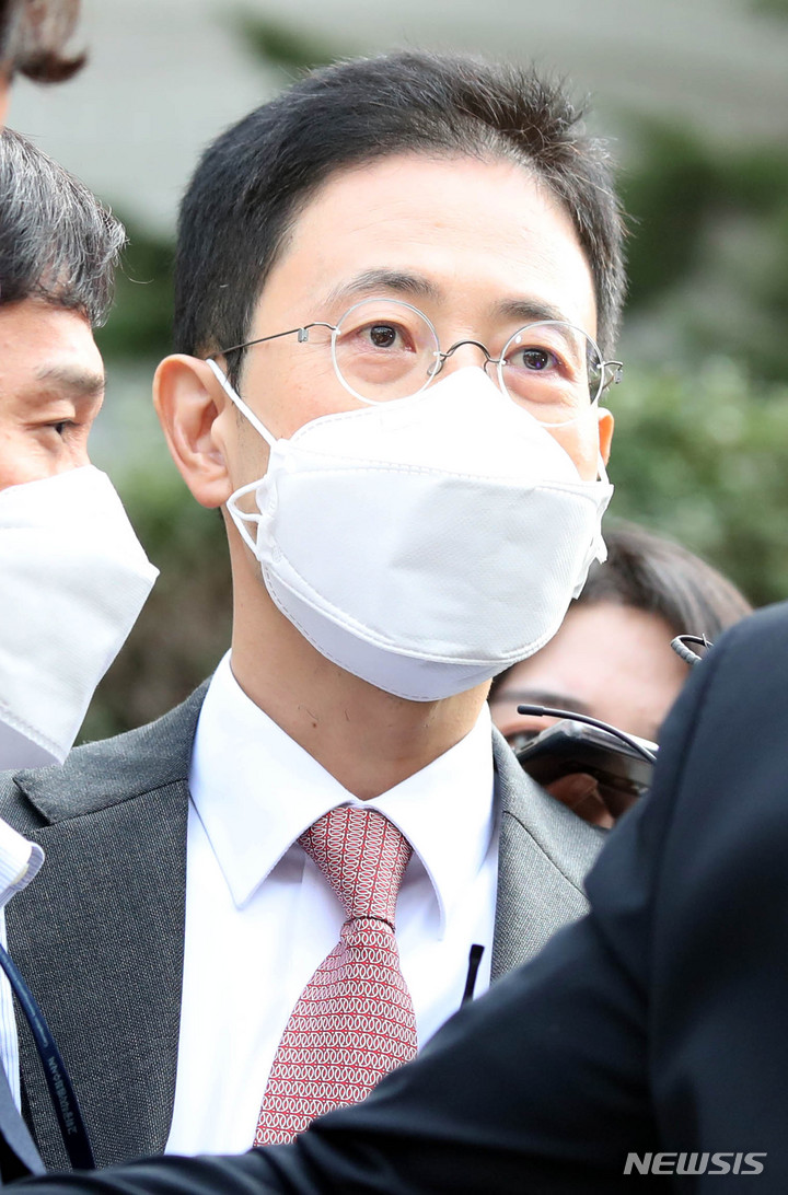 [서울=뉴시스] 김선웅 기자 = 고발사주 의혹 사건의 핵심 당사자로 지목돼 공수처에 사전구속영장이 청구된 손준성 검사(전 대검찰청 수사정보정책관)가 26일 오전 서울 서초구 서울중앙지법에서 열린 구속 전 피의자 심문(영장실질심사)을 마친 후 법정을 나서고 있다. 2021.10.26. mangusta@newsis.com