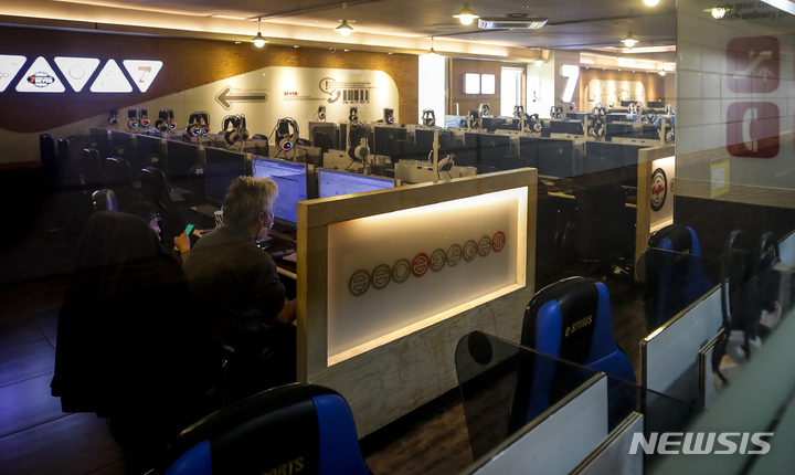 [서울=뉴시스] 정병혁 기자 = 정부가 11월부터 단계정 일상회복, '위드(with) 코로나' 전환을 시행하기로 한 가운데 지난달 26일 오후 시민들이 서울시내 PC방을 이용하고 있다. 2021.10.26. jhope@newsis.com