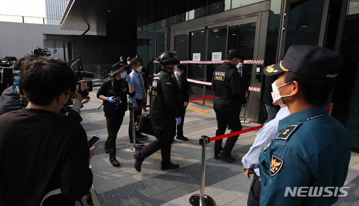 [서울=뉴시스] 조수정 기자 = 26일 오후 서울 금천구 가산동 가산메트로지식산업센터 소화약제 가스 누출 사고 현장 감식을 위해 경찰, 소방, 국립과학수사연구원 관계자들이 건물 내부로 들어가고 있다. 2021.10.26. chocrystal@newsis.com