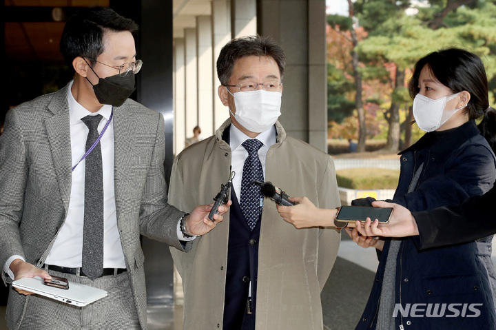 [서울=뉴시스] 김병문 기자 = '대장동 의혹'으로 재소환된 화천대유 대주주 김만배(가운데)씨가 지난 26일 오후 서울 서초구 서울중앙지검에 조사를 받기 위해 출석하고 있다. 2021.10.26. dadazon@newsis.com