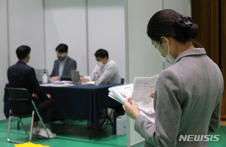 [서울=뉴시스] 권창회 기자 = 지난해 10월26일 오후 서울 성동구 덕수고등학교에서 열린 '덕수고 동문기업 취업박람회'에서 학생들이 면접을 보고 있다. 2021.10.26. kch0523@newsis.com