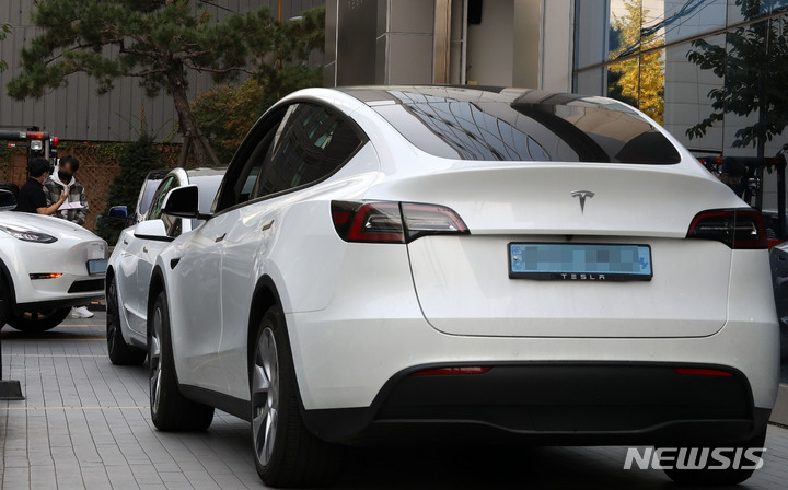 [서울=뉴시스] 백동현 기자 = 서울 성동구 테슬라 성수서비스센터에서 직원들이 차량을 살펴보고 있다. 2021.10.26. livertrent@newsis.com