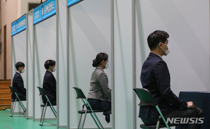 [서울=뉴시스] 권창회 기자 = 지난달 26일 오후 서울 성동구 덕수고등학교에서 열린 '덕수고 동문기업 취업박람회'에서 학생들이 면접을 보고 있다. 2021.10.26. kch0523@newsis.com