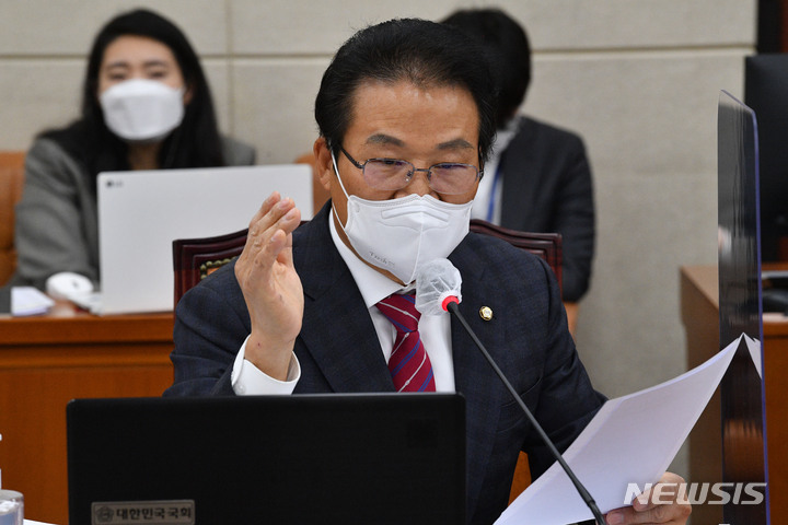 [서울=뉴시스] 최진석 기자 = 김용판 국민의힘 의원이 26일 오후 서울 여의도 국회에서 열린 행정안전위원회의 행정안전부, 경찰청 등에 대한 종합감사에서 신상발언을 하고 있다. (공동취재사진) 2021.10.26. photo@newsis.com