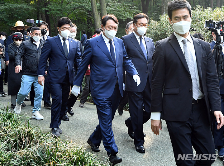 [서울=뉴시스] 국회사진기자단 = 윤석열 국민의힘 대선 경선 후보가 26일 오후 서울 동작구 국립서울현충원에서 故 박정희 전 대통령 묘역 참배를 마친뒤 나서고 있다. 2021.10.26. photo@newsis.com