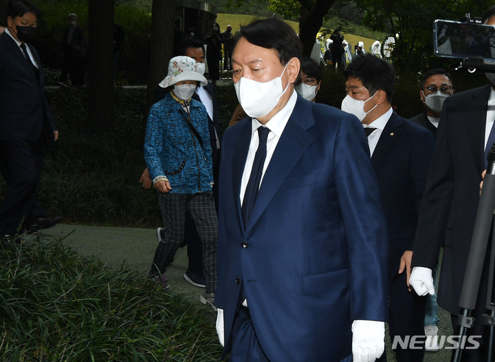 [서울=뉴시스] 국회사진기자단 = 윤석열 국민의힘 대선 경선 후보가 26일 오후 서울 동작구 국립서울현충원에서 故 박정희 전 대통령 묘역 참배를 마친뒤 나서고 있다. 2021.10.26. photo@newsis.com