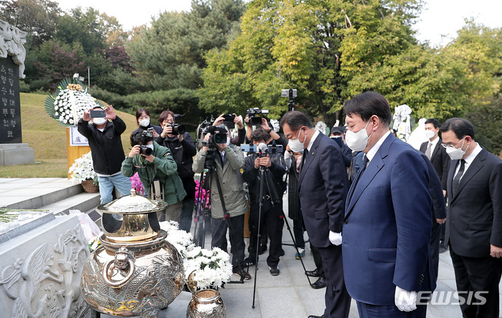 [서울=뉴시스] 국회사진기자단 = 윤석열 국민의힘 대선 경선 후보가 26일 오후 서울 동작구 국립서울현충원에서 故 박정희 전 대통령 묘역을 찾아 참배하고 있다. 2021.10.26. photo@newsis.com