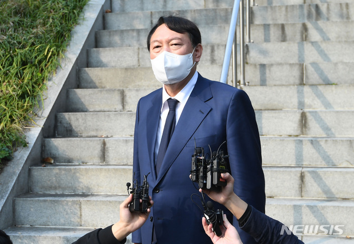 [서울=뉴시스] 국회사진기자단 = 윤석열 국민의힘 대선 경선 후보가 26일 오후 서울 동작구 국립서울현충원에서 故 김영삼 대통령 묘역을참배를 마친뒤 취재진 질문에 답하고 있다. 2021.10.26. photo@newsis.com