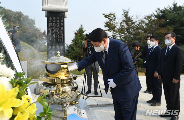 [서울=뉴시스] 국회사진기자단 = 윤석열 국민의힘 대선 경선 후보가 26일 오후 서울 동작구 국립서울현충원에서 故 김영삼 대통령 묘역을 참배하고 있다. 2021.10.26. photo@newsis.com