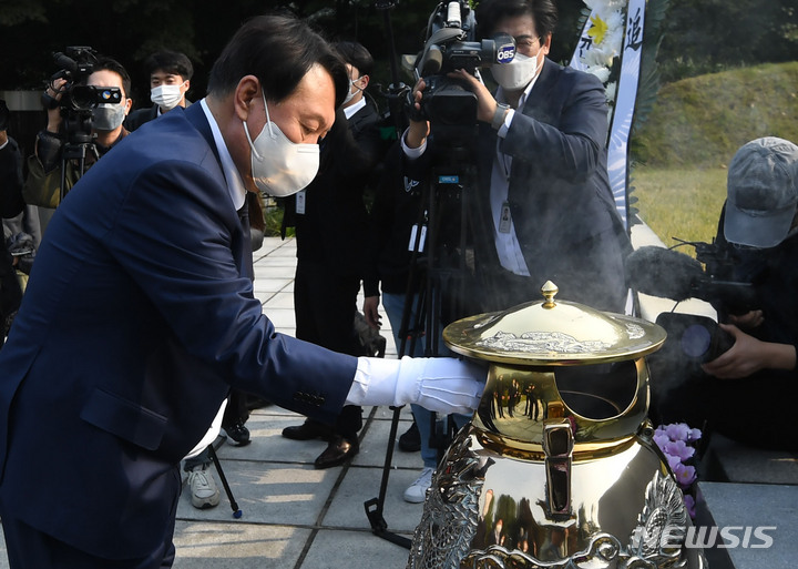 [서울=뉴시스] 국회사진기자단 = 윤석열 국민의힘 대선 경선 후보가 26일 오후 서울 동작구 국립서울현충원에서 故 이승만 대통령 묘역을 참배하고 있다. 2021.10.26. photo@newsis.com