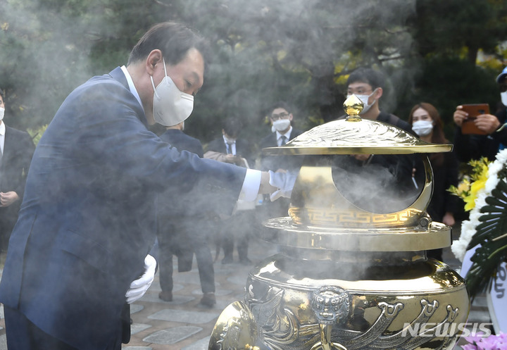 [서울=뉴시스] 국회사진기자단 = 윤석열 국민의힘 대선 경선 후보가 26일 오후 서울 동작구 국립서울현충원에서 故 김대중 전 대통령 묘역을 참배하고 있다. 2021.10.26. photo@newsis.com