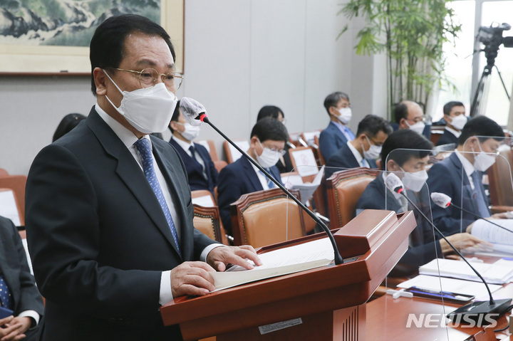 [서울=뉴시스] 전신 기자 = 유영민 대통령 비서실장이 26일 서울 여의도 국회에서 열린 운영위원회의 대통령비서실, 국가안보실, 대통령경호처 국정감사에서 업무보고하고 있다. (공동취재사진) 2021.10.26. photo@newsis.com