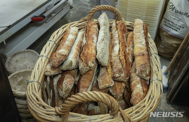 [파리=AP/뉴시스]프랑스 파리의 한 제과점에 진열된 빵. 2021.10.26.