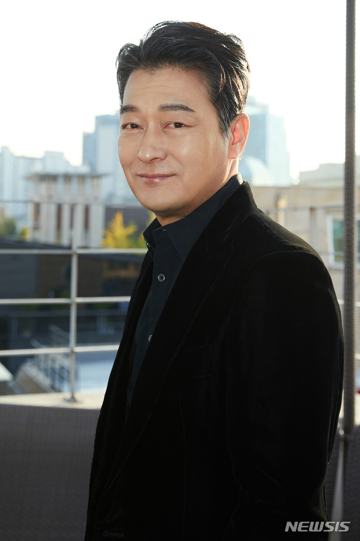 [서울=뉴시스]배우 조성하. (사진=씨제스엔터테인먼트 제공) 2021.10.27. photo@newsis.com
