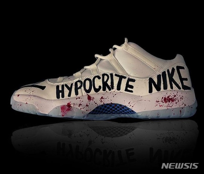 [서울=뉴시스]에네스 칸터 미국프로농구(NBA) 스타는 나이키가 중국 내 소수 민족 탄압 문제에 침묵한다고 비판하며 '위선자 나이키(Hypocrite Nike)' 문구를 새겨넣은 신발을 신고 경기에 나섰다.(사진=에네스 칸터 인스타그램 캡처) 2021.10.27. *재판매 및 DB 금지