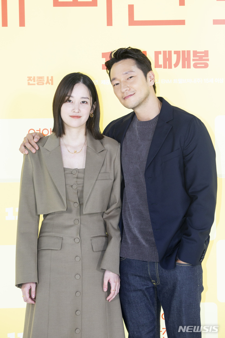 [서울=뉴시스] 영화 '연애 빠진 로맨스' 전종서 손석구. (사진=CJ ENM 제공) 2021.10.27 photo@newsis.com