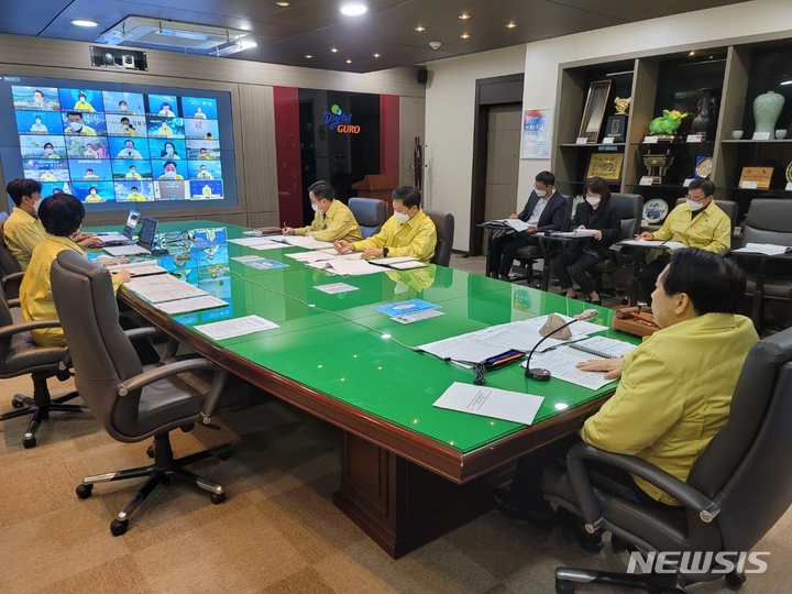 [서울=뉴시스]서울특별시 구청장협의회는 지난 26일 온라인 화상회의를 통해 제165차 정기회의를 열어 서울시 자치구의 공동현안을 논의했다. (사진=서울시구청장협의회 제공). 2021.10.27. photo@newsis.com