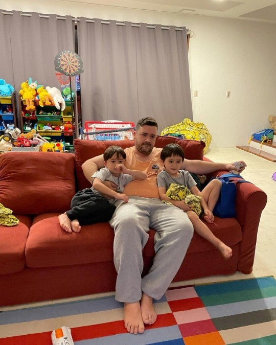 [서울=뉴시스] 샘해밍턴과 아들 윌리엄, 벤틀리. (사진=윌리엄 인스타그램 제공).2021.10.27.photo@newsis.com