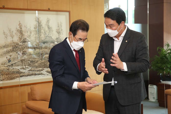 정희용(오른쪽) 의원이 농협중앙회장과 의견을 나누고 있다. (사진=정희용 국회의원실 제공) *재판매 및 DB 금지