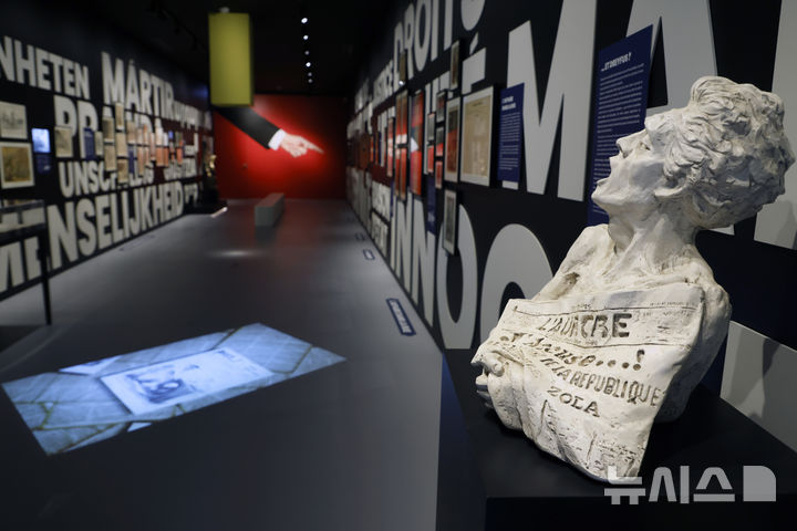 [메단=AP/뉴시스] 프랑스 파리 근교 메단의 에밀 졸라 저택 부지에 있는 알프레스 드레퓌스 박물관 내부. 19세기 말 프랑스 사회의 분열을 극명하게 드러낸 드레퓌스 사건을 기념하는 곳이다. 프랑스 의회가 지난달 2일 유대인 드레퓌스에 대한 조작 사건을 보상하는 의미에서 그의 계급을 준장으로 진급하는 법안을 채택했다. 2025.07.13. 