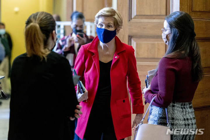 [워싱턴DC=AP/뉴시스]미국 민주당 소속 엘리자베스 워런 상원의원이 26일(현지시간) 미 워싱턴DC 의사당에서 민주당 전략회의를 마치고 걸어 나오고 있다. 2021.10.27.