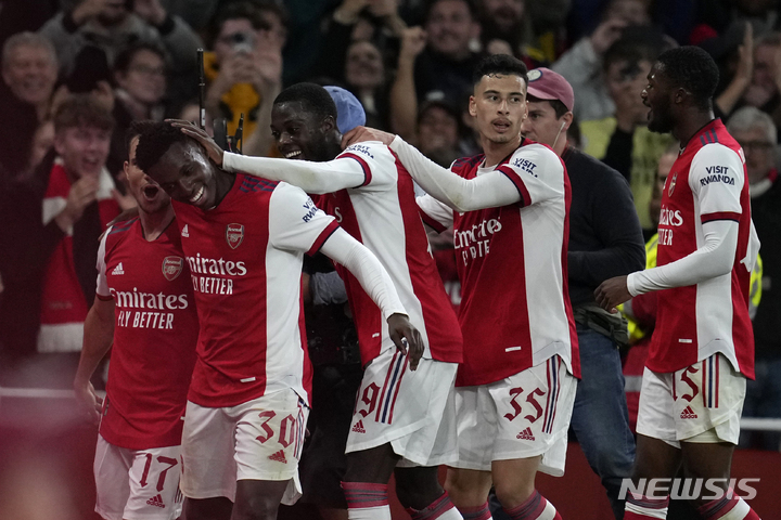 [런던=AP/뉴시스]아스날이 27일(한국시간) 영국 런던의 에미레이트 스타디움에서 열린 리즈 유나이티드와 2021~2022 카라바오컵 16강전에서 2-0으로 승리했다.