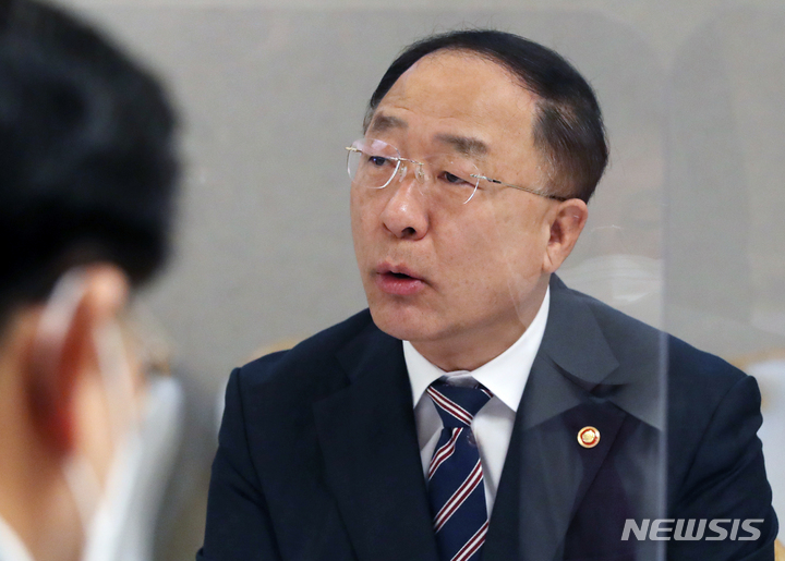 [서울=뉴시스] 김명원 기자 = 홍남기 경제부총리 겸 기획재정부 장관. (공동취재사진) 2021.10.27. photo@newsis.com
