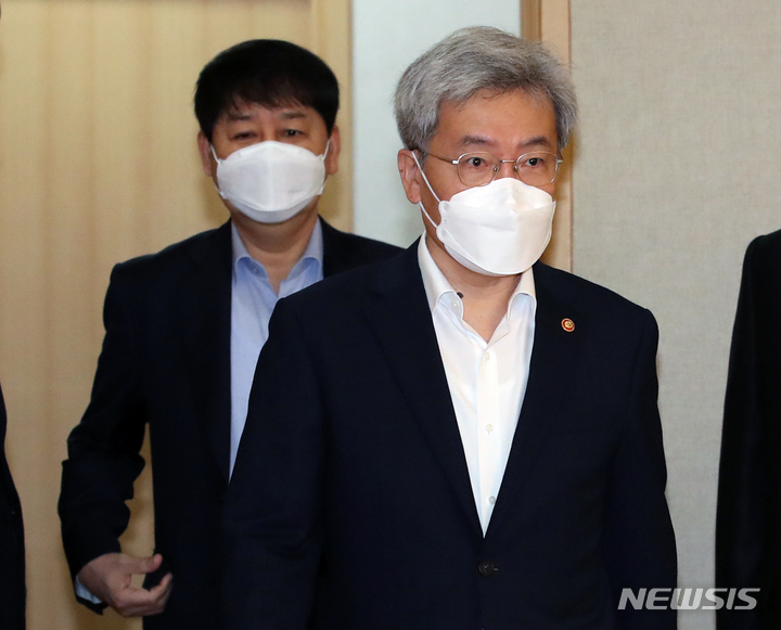 [서울=뉴시스] 김명원 기자 = 고승범(오른쪽) 금융위원장과 구윤철 국무조정실장이 27일 오전 서울 종로구 정부서울청사에서 열린 제32차 부동산시장 점검 관계장관회의에 참석하고 있다. (공동취재사진) 2021.10.27. photo@newsis.com