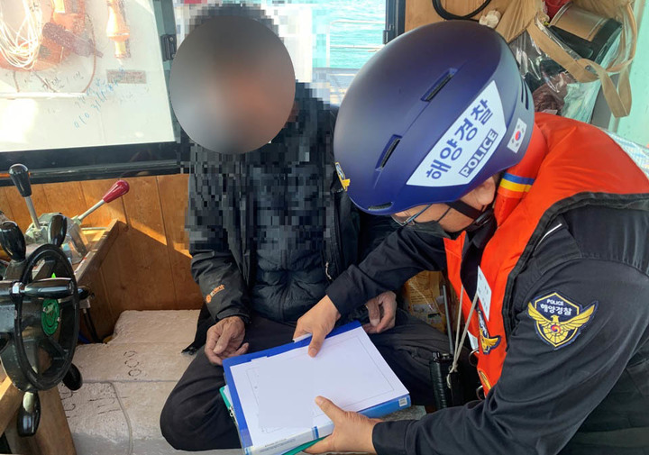 [완도=뉴시스] 변재훈 기자 = 완도해양경찰서는 술에 취해 선박을 운항한 혐의(해사안전법 위반)로 9.77t급 관리선 선장 50대 A씨를 입건했다고 27일 밝혔다. (사진=완도해경 제공) 2021.10.27. photo@newsis.com *재판매 및 DB 금지