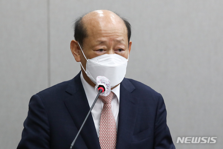 [서울=뉴시스] 최진석 기자 = 송두환 국가인권위원회 위원장이 지난해 10월27일 국회에서 열린 운영위원회 국가인권위원회에 대한 국정감사에 참석해 인사말을 하고 있다. (공동취재사진) 2021.10.27. photo@newsis.com