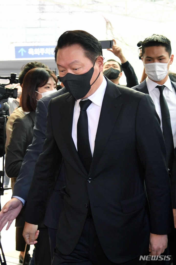 [서울=뉴시스] 사진공동취재단 = 최태원 SK그룹 회장이 27일 오전 고(故) 노태우 전 대통령 빈소를 조문하기 위해 서울 종로구 서울대병원 장례식장으로 들어서고 있다. 2021.10.27. photo@newsis.com