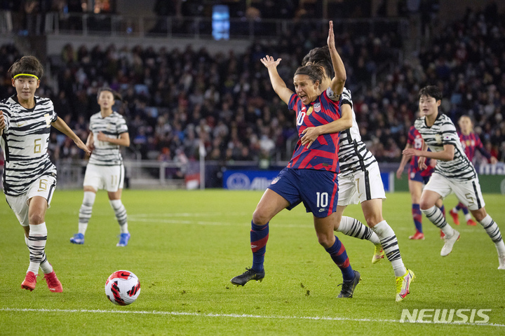 [세인트폴(미국)=AP/뉴시스]콜린 벨 감독이 이끄는 한국 여자축구가 27일(한국시간) 미국 미네소타주 세인트 폴의 알리안츠 필드에서 벌어진 미국과 평가전에서 0-6, 6골차 완패를 당했다.