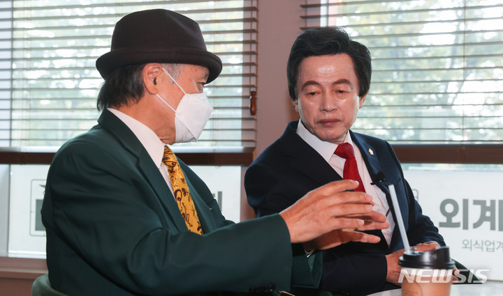[서울=뉴시스] 전신 기자 = 허경영 국가혁명당 명예대표가 27일 서울 여의도 국회 소통관에서 서예가 초당 이무호 선생을 만나 환담하고 있다. (공동취재사진) 2021.10.27. photo@newsis.com
