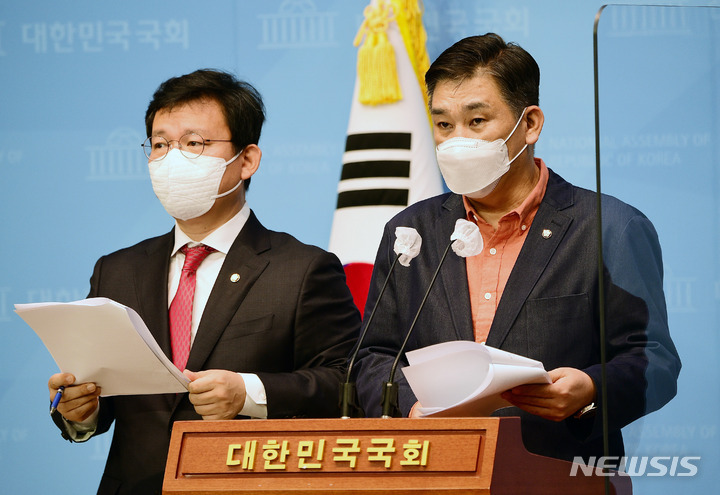 [서울=뉴시스] 전신 기자 = 최승재 국민의힘 의원이 27일 서울 여의도 국회 소통관에서 KT 통신장애로 인한 소상공인 피해보상 관련 기자회견을 하고 있다. (공동취재사진) 2021.10.27. photo@newsis.com