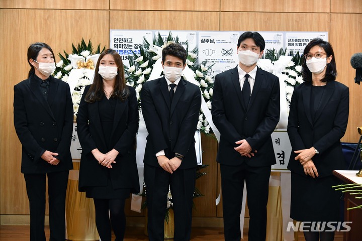 [서울=뉴시스] 사진공동취재단 = 27일 오전 서울 종로구 서울대병원 장례식장에 마련된 고(故) 노태우 전 대통령 빈소에서 장녀 노소영(오른쪽)씨가 조문객을 맞이하고 있다. 2021.10.27. photo@newsis.com