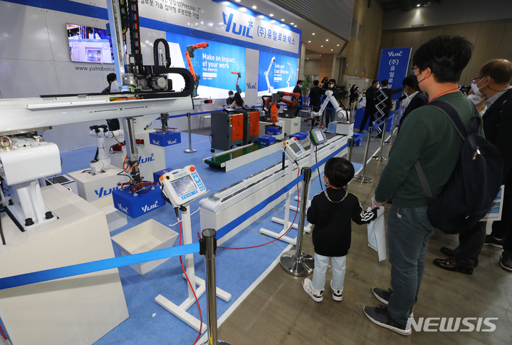 [고양=뉴시스] 배훈식 기자 = 지난해 10월 27일 열린 '2021 로보월드(국제로봇산업대전)' 현장. 2021.10.27. dahora83@newsis.com