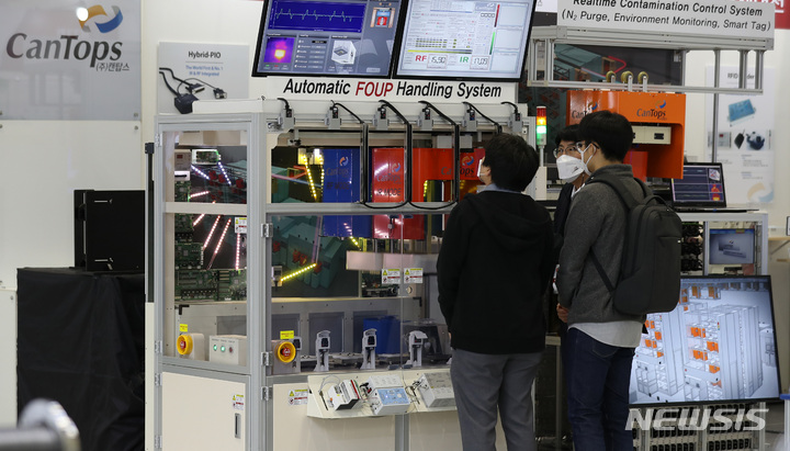 [서울=뉴시스] 이영환 기자 = 지난 2021년 10월 27일 오전 서울 강남구 코엑스에서 열린 제23회 반도체대전(SEDEX 2021)에서 관람객들이 반도체 산업에 사용되는 생산자동화 설비 데모기를 살펴보고 있다. 해당 기사와 관계 없음. 2021.10.27. 20hwan@newsis.com