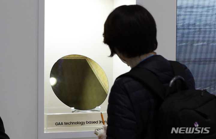 [서울=뉴시스] 이영환 기자 = 27일 오전 서울 강남구 코엑스에서 열린 제23회 반도체대전(SEDEX 2021)에서 삼성전자의 GAA(Gate All Around) 기술 기반 웨이퍼가 전시되어 있다. 2021.10.27. 20hwan@newsis.com