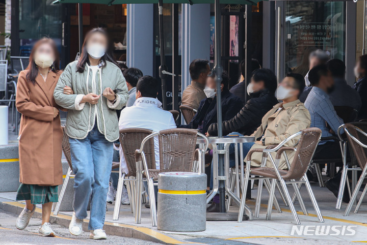 [서울=뉴시스] 권창회 기자 = 지난 27일 서울 시내 한 카페에서 직장인들이 점심시간을 맞아 커피를 마시며 대화하고 있다. 2021.10.27. kch0523@newsis.com