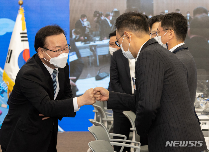 [서울=뉴시스] 김명원 기자 = 김부겸 국무총리가 27일 오후 서울 강남구 한국무역협회에서 열린 제5차 확대무역전략조정회의에서 참석자들과 주먹인사를 하고 있다. (공동취재사진) 2021.10.27. photo@newsis.com