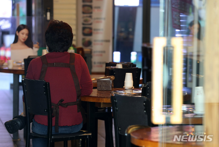 [서울=뉴시스] 백동현 기자 = 지난해 10월27일 오후 서울 시내 한 식당에서 종업원이 손님을 기다리고 있다. 2021.10.27. livertrent@newsis.com