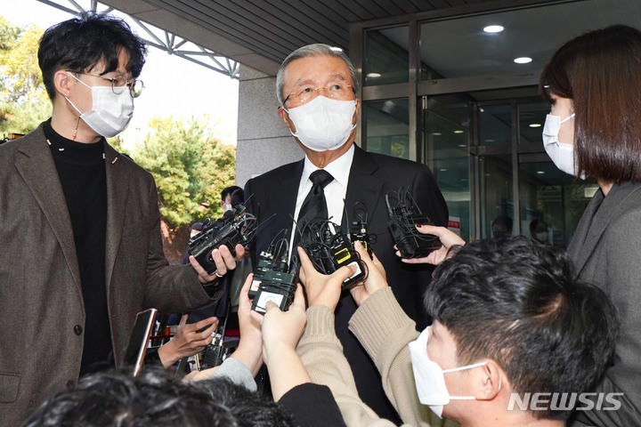 [서울=뉴시스] 사진공동취재단 = 김종인 전 국민의힘 비상대책 위원장이 27일 서울 종로구 서울대학교병원 장례식장에 마련된 노태우 전 대통령 빈소를 찾아 조문한 뒤 취재진 질문에 답하고 있다. 2021.10.27. photo@newsis.com