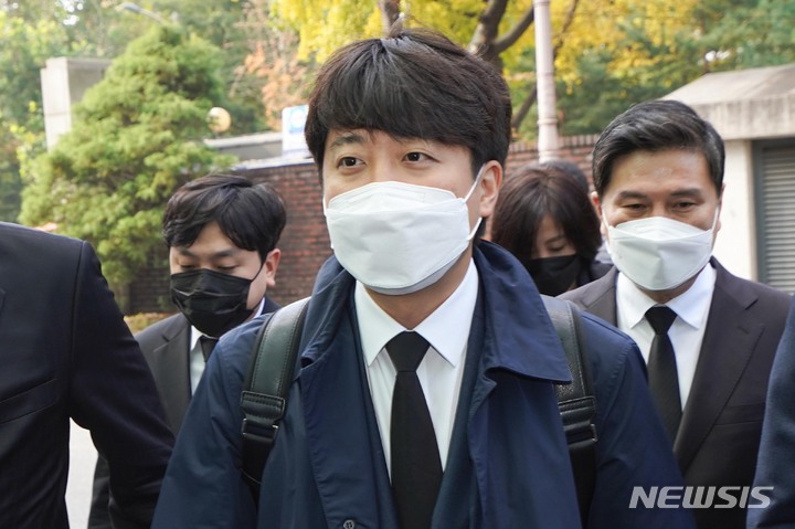 [서울=뉴시스] 사진공동취재단 = 이준석 국민의힘 대표가 27일 서울 종로구 서울대학교병원 장례식장에 마련된 노태우 전 대통령 빈소를 조문하기 위해 들어서고 있다. 2021.10.27. photo@newsis.com