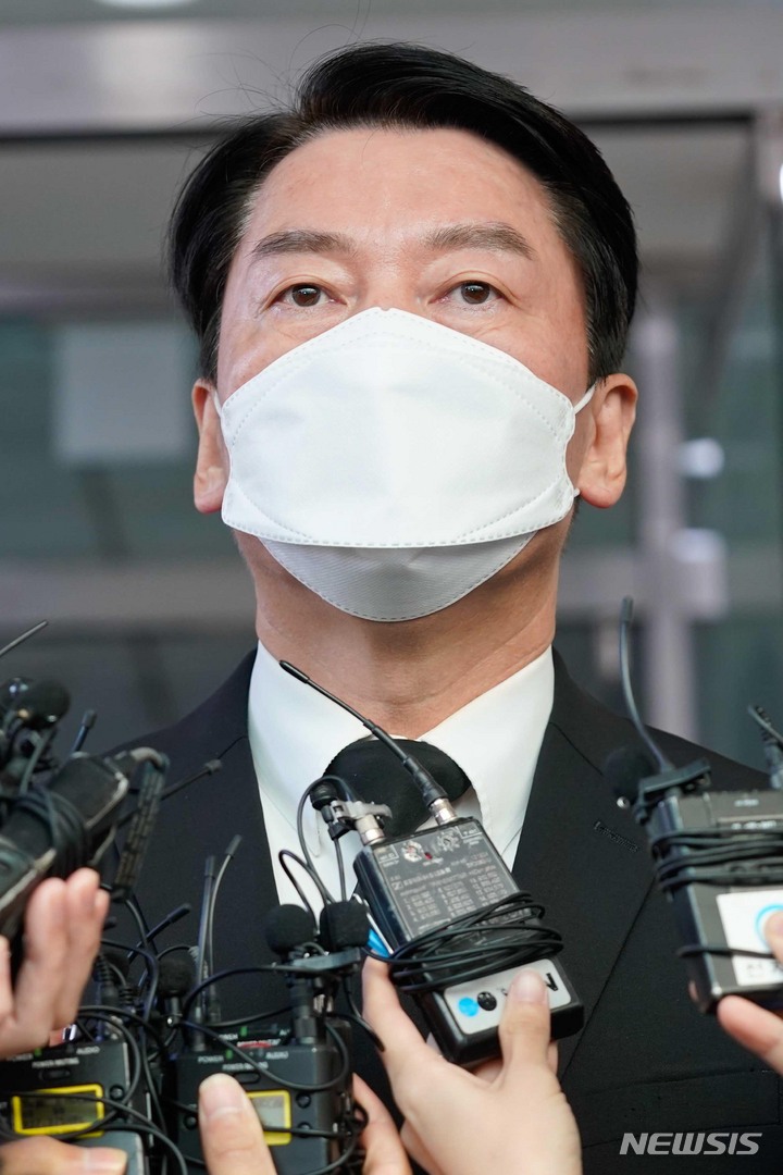 [서울=뉴시스] 사진공동취재단 = 안철수 국민의당 대표가 27일 서울 종로구 서울대학교병원 장례식장에 마련된 노태우 전 대통령 빈소를 찾아 조문한 뒤 취재진 질문에 답하고 있다. 2021.10.27. photo@newsis.com